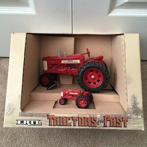 ERTL McCormick Farmall 350 Tractor set